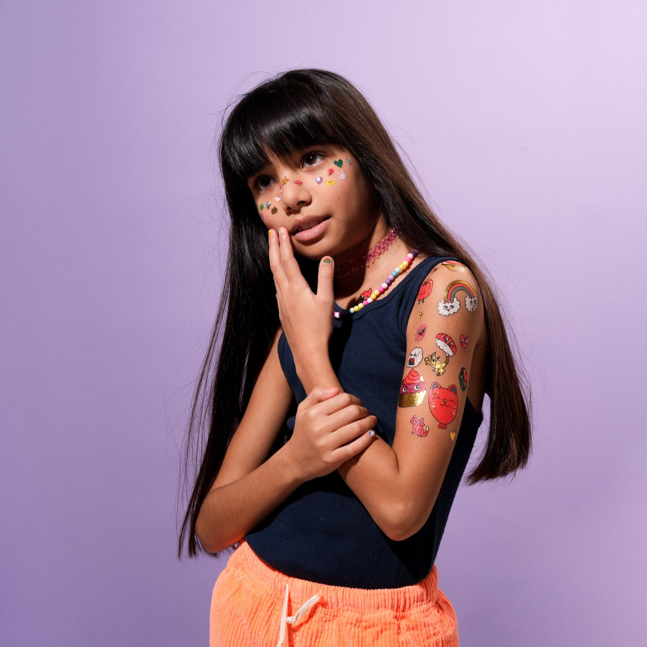 Fille stylée portant les tatouages temporaires OMY Kawaii – Look fun et tendance 