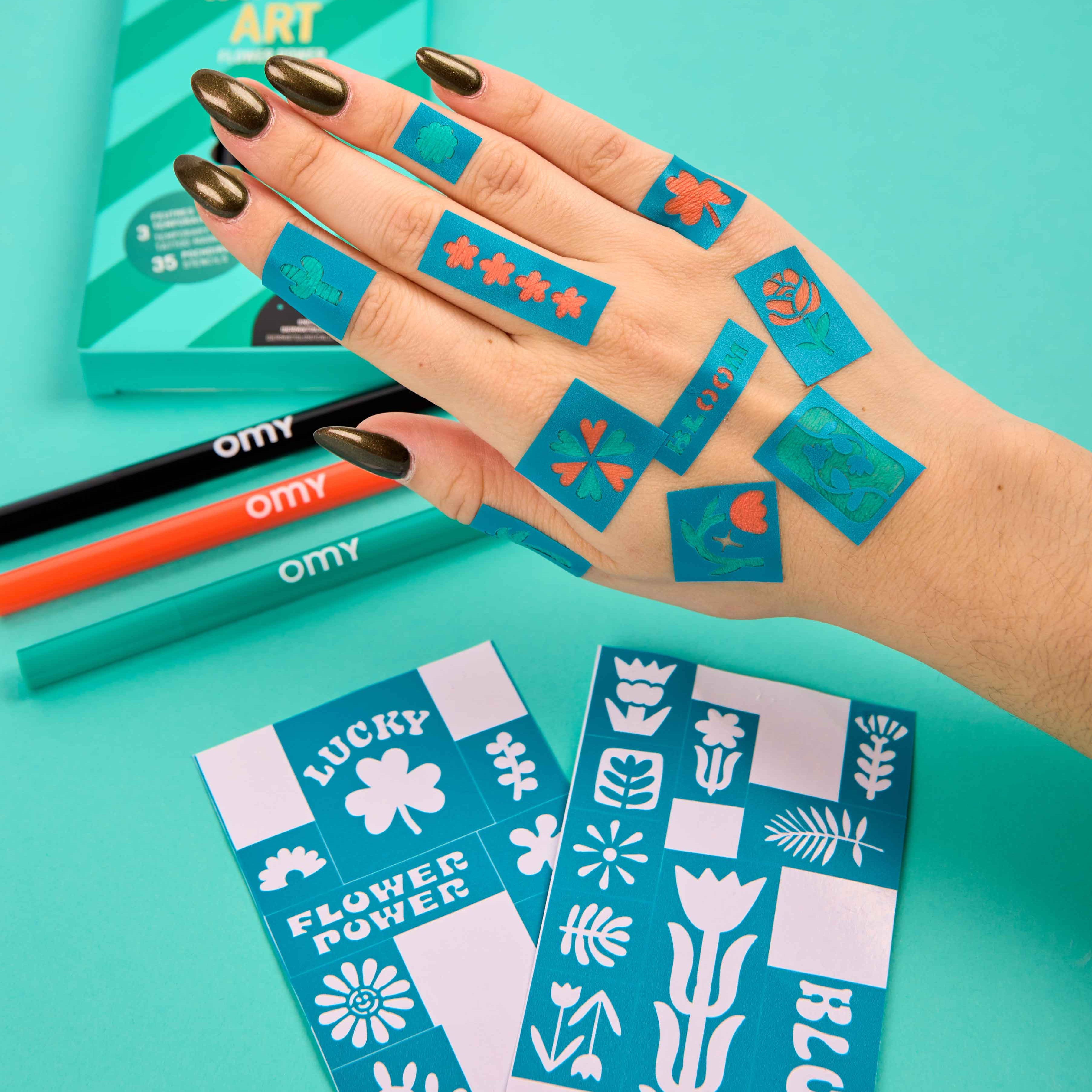 Tatouages temporaires Flower Power avec feutres Tattoo Art OMY et pochoirs floraux