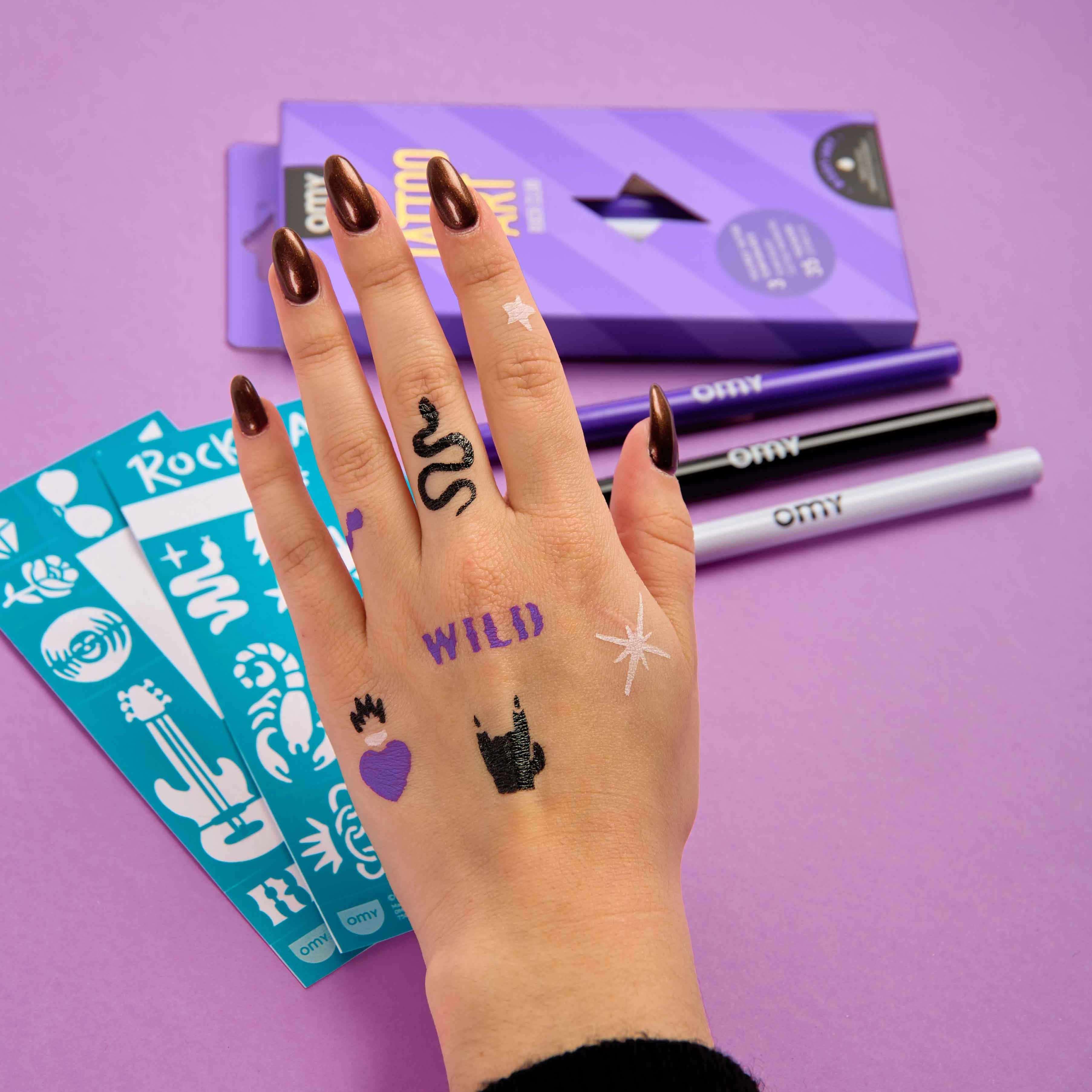 Tatouages temporaires dessinés à la main avec feutres Tattoo Art Rock Club OMY – motifs rock et graphiques
