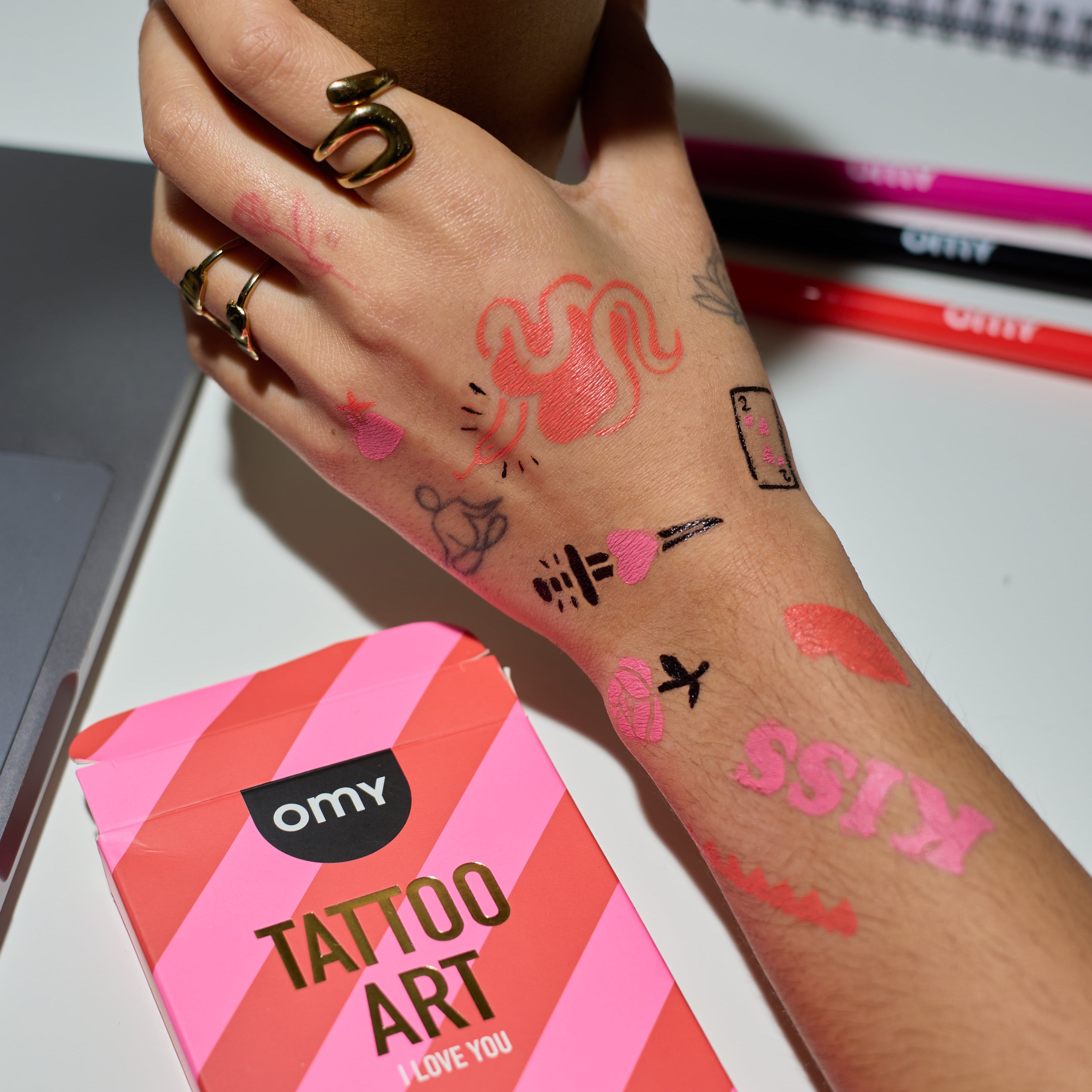 Coffret Tattoo Art I Love You OMY, feutres tatouage temporaires à encre éphémère