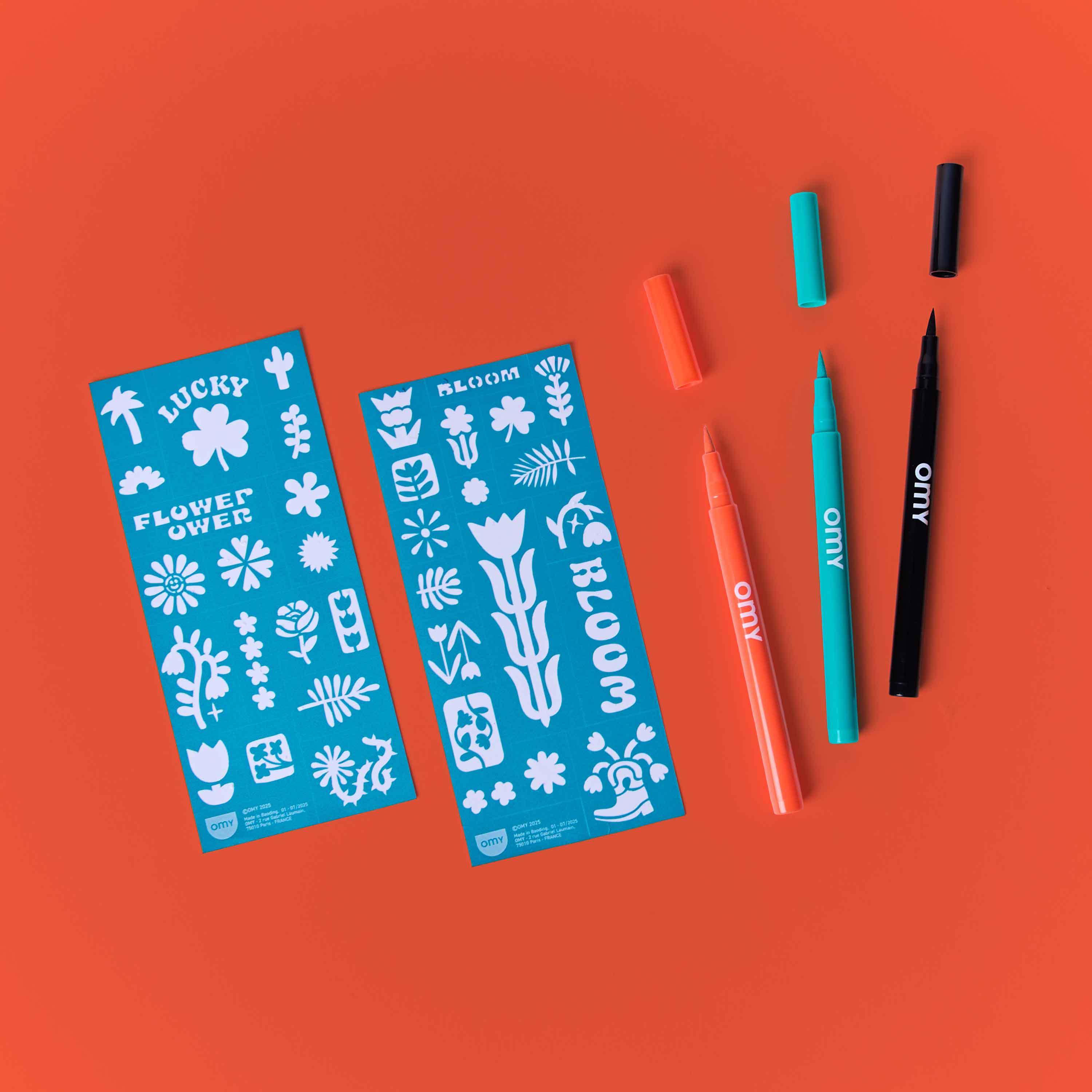 Contenu du kit Tattoo Art OMY flower power avec feutres tatouage temporaires et 35 pochoirs créatifs