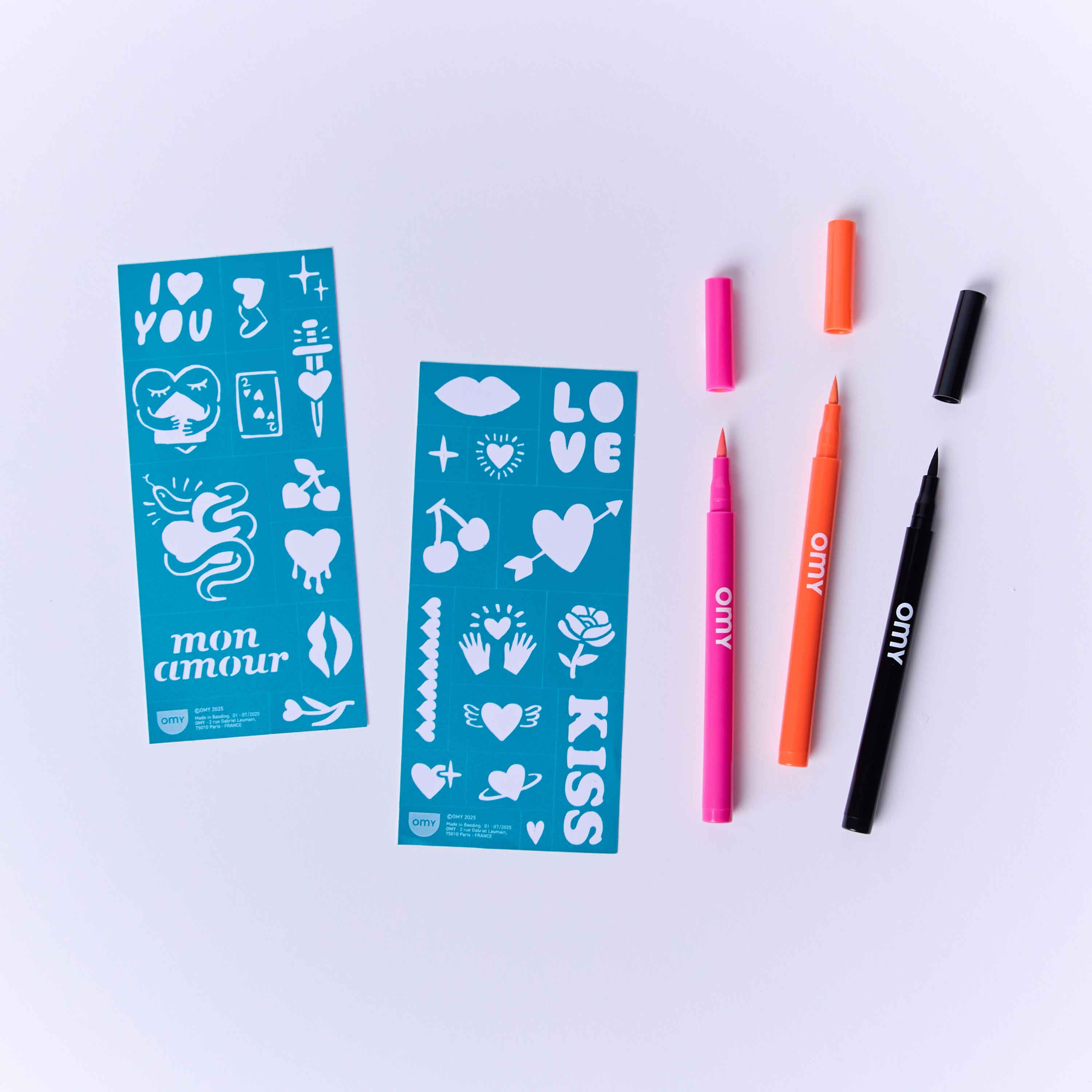 Contenu du kit Tattoo Art I Love You OMY avec feutres tatouage temporaires et 25 pochoirs