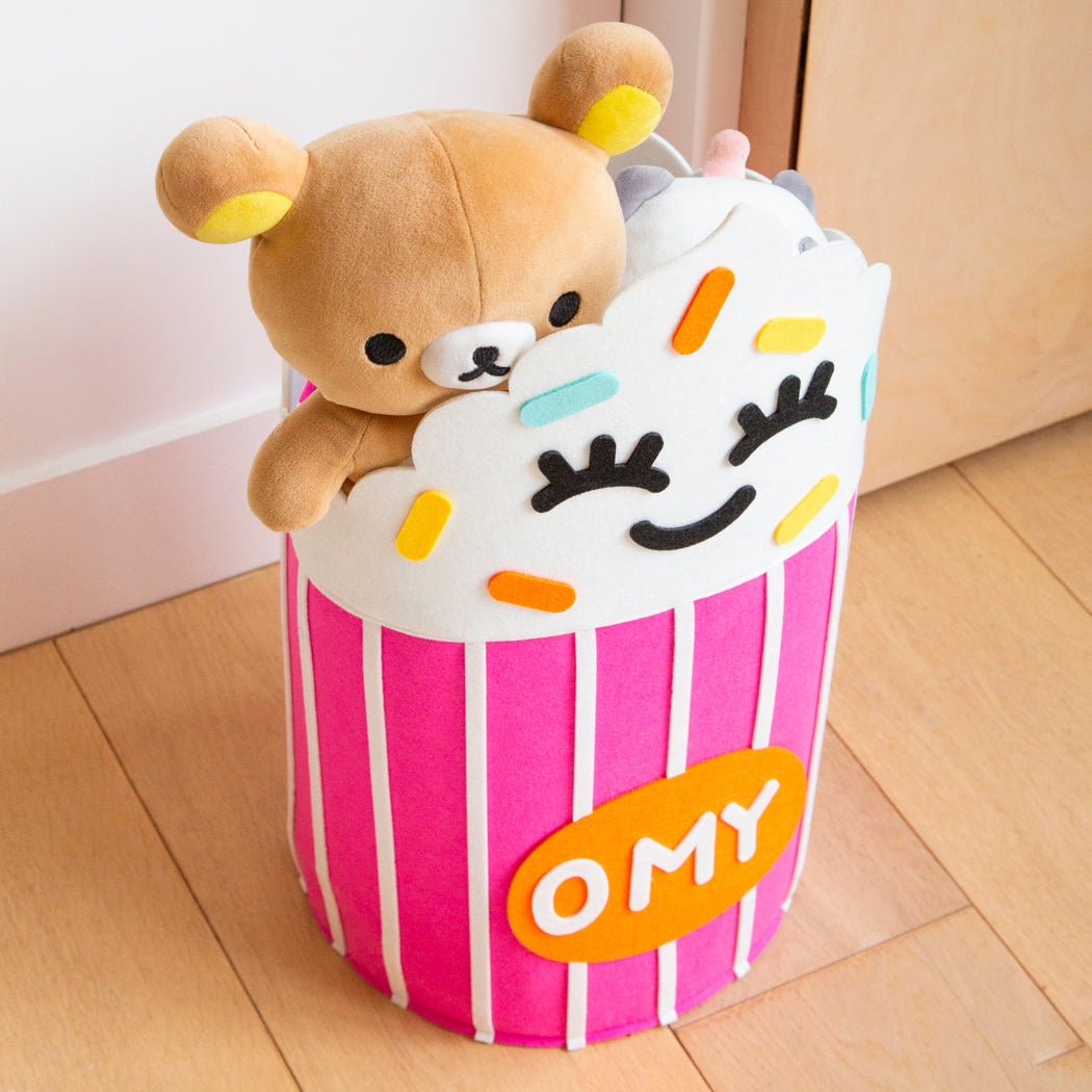 Tidy bag - Yummy, grand panier à jouets en feutrine en forme de cupcake contenant des peluches, design ludique et coloré.