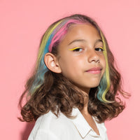 Fille avec mèches colorées Hair Chalk OMY – Coloration temporaire rose et violet