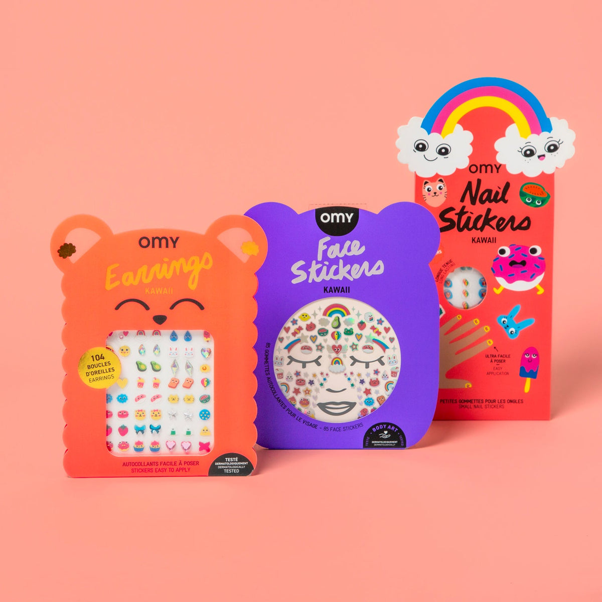 OMY Kawaii Kinder-Sticker: Earrings (104 selbstklebende Ohrringe), Face Stickers und Nail Stickers auf rosa Hintergrund.