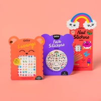 OMY Kawaii Kinder-Sticker: Earrings (104 selbstklebende Ohrringe), Face Stickers und Nail Stickers auf rosa Hintergrund.