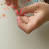 Vidéo d'une enfant posant sur ses ongles les Nail Stickers Friends OMY à motifs d'animaux mignons