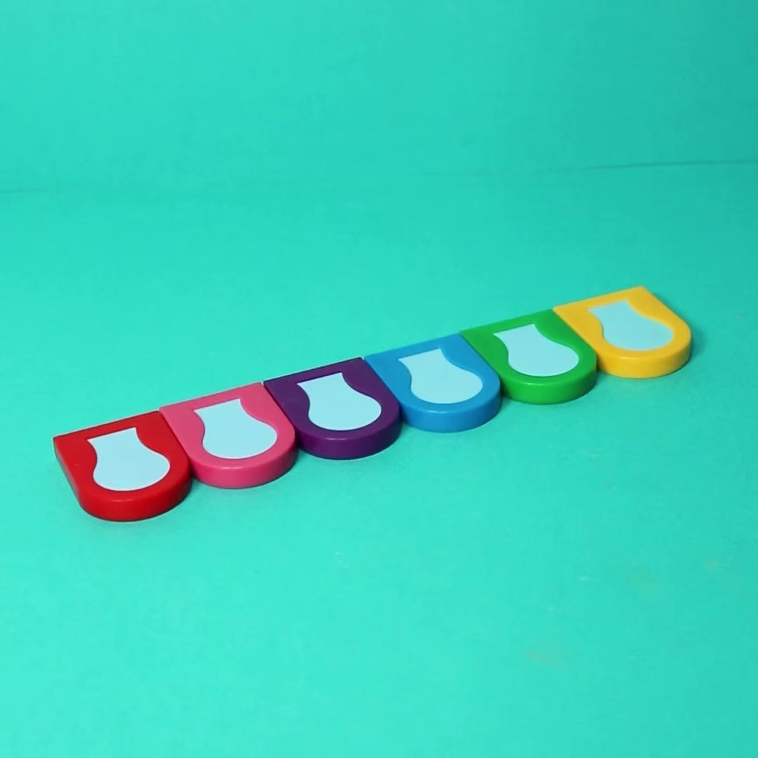 Vidéo des 6 craies temporaires pour cheveux Hair Color OMY arc-en-ciel, rouge, rose, violet, bleu, vert et jaune, sur fond turquoise