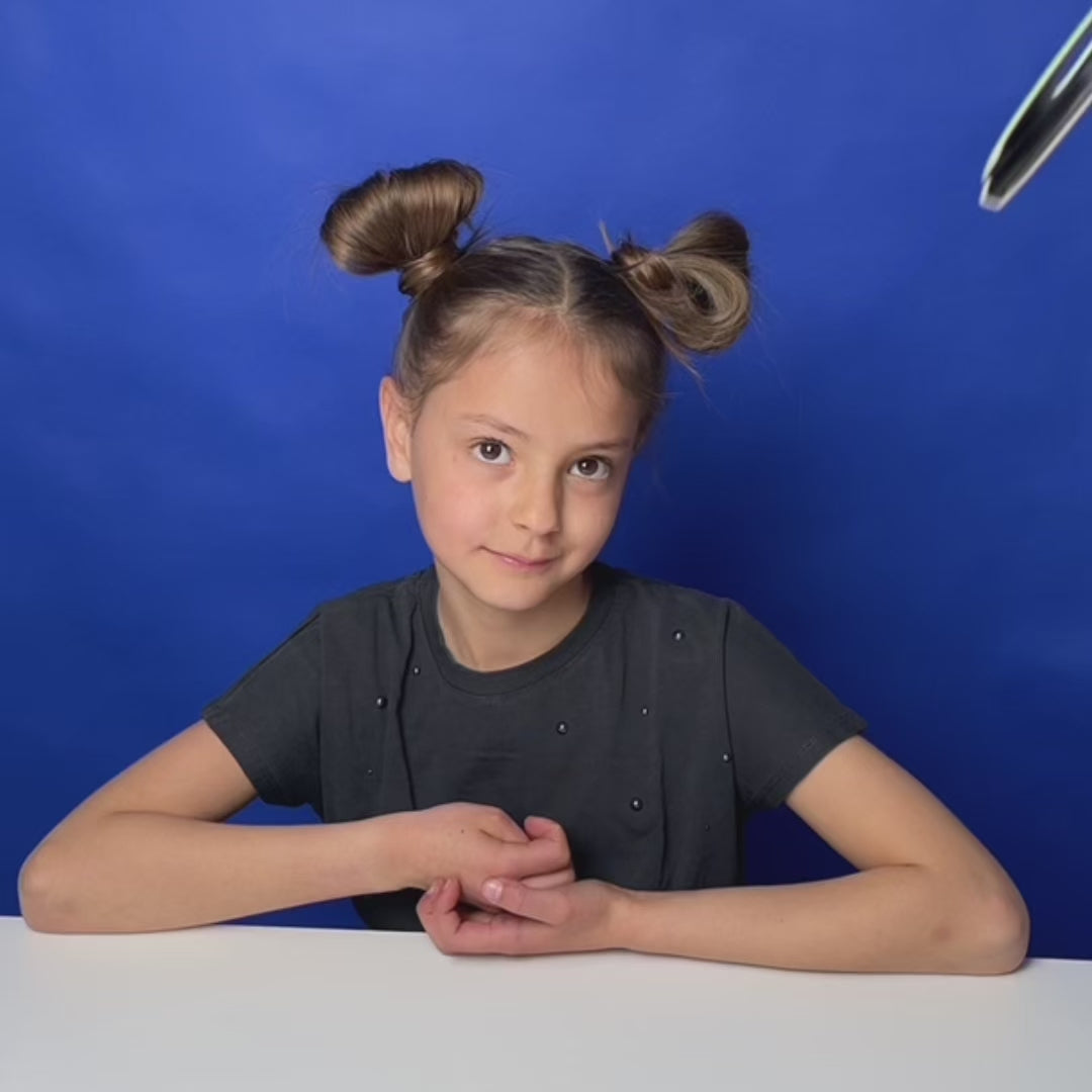 Vidéo d'une petite fille qui applique sur son bras les tatouages éphémères phosphorescents Glow in the Dark OMY
