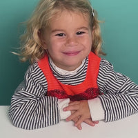Vidéo d'une petite fille manipulant le Montessori Play Kit My Day OMY, livre d'activités en tissu en forme de maison pour les tout-petits