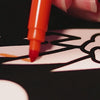 Vidéo en gros plan d'un feutre orange coloriant un tableau velours Velvet Coloring OMY