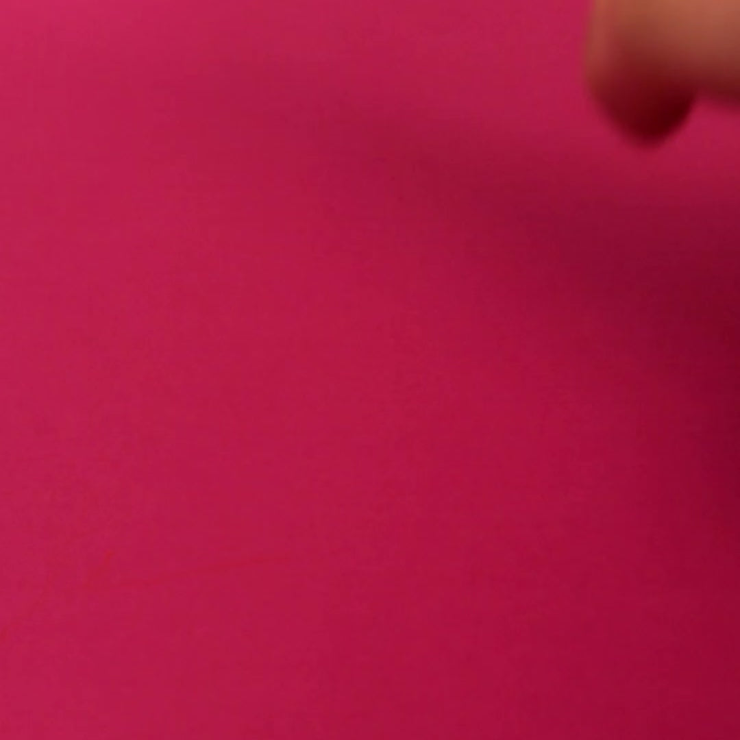Vidéo de démonstration de l'aquarelle OMY : un pinceau à réservoir d'eau peint des carrés de couleur jaune et orange dans un carnet