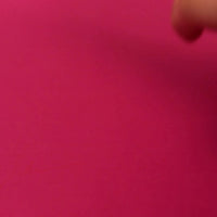 Vidéo de démonstration de l'aquarelle OMY : un pinceau à réservoir d'eau peint des carrés de couleur jaune et orange dans un carnet