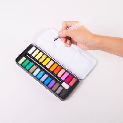Pinceau à réservoir d'eau inclus dans le kit aquarelle OMY, pratique et propre pour peindre sans pot d’eau