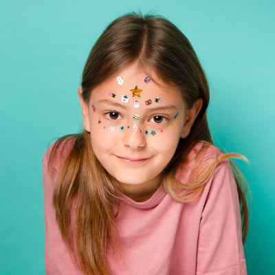 Face Stickers - MAGIC TREE en video omy noel Enfant souriante avec les face stickers OMY appliqués, idée d’activité artistique pour fête ou anniversaire
