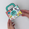 Vidéo du Mini Coloring Kit Atlas OMY en forme de voiture de voyage : 1 poster à colorier et 4 crayons, dès 3 ans
