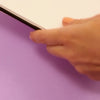 Vidéo de démonstration des feutres pastel OMY : une main dessine avec un feutre pêche sur une feuille blanche