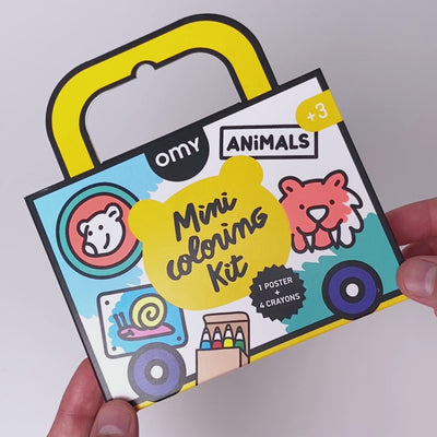 Poster animaux du Mini Coloring Kit OMY déplié avec 4 crayons de cire – prêt à colorier