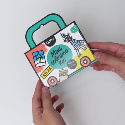 Vidéo de démonstration du kit de coloriage OMY Mini Atlas présentant le kit artistique portable de type valise, le poster de coloriage représentant une carte du monde et les crayons de cire, ainsi que la manière dont les enfants peuvent colorier et emporter le kit partout avec eux.