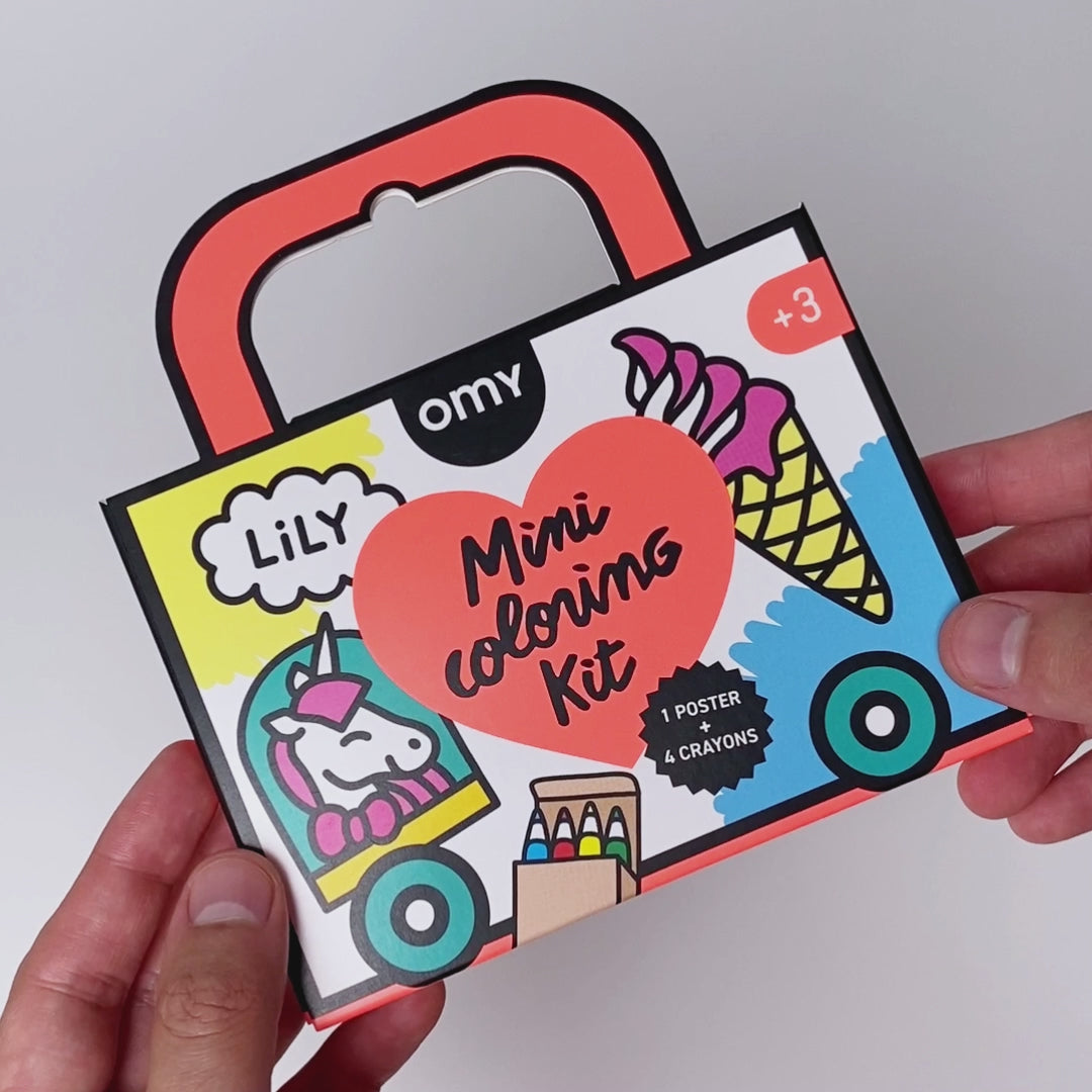 Vidéo de démonstration du Mini Coloring Kit - Lily d’OMY. Présentation du contenu (poster à colorier + crayons de cire), avec une ambiance féérique sur le thème de la licorne. Kit facile à emporter partout pour les enfants dès 3 ans.