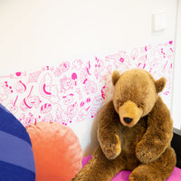 Inkleurbare OMY Dreamland zelfklevende folie die een kinderkamer versiert met knuffels, perfect voor een speelse en persoonlijke sfeer.