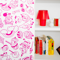 Herplaatsbare wanddecoratie OMY Stick-it Dreamland, verticaal aangebracht op een wit meubelstuk, met regenboog-, eenhoorn- en snoepmotieven.