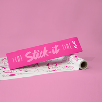 OMY Stick-it Dreamland zelfklevende rol met illustraties van eenhoorns en zeemeerminnen op een roze achtergrond, ideaal om meubels en muren van kinderkamers te decoreren.