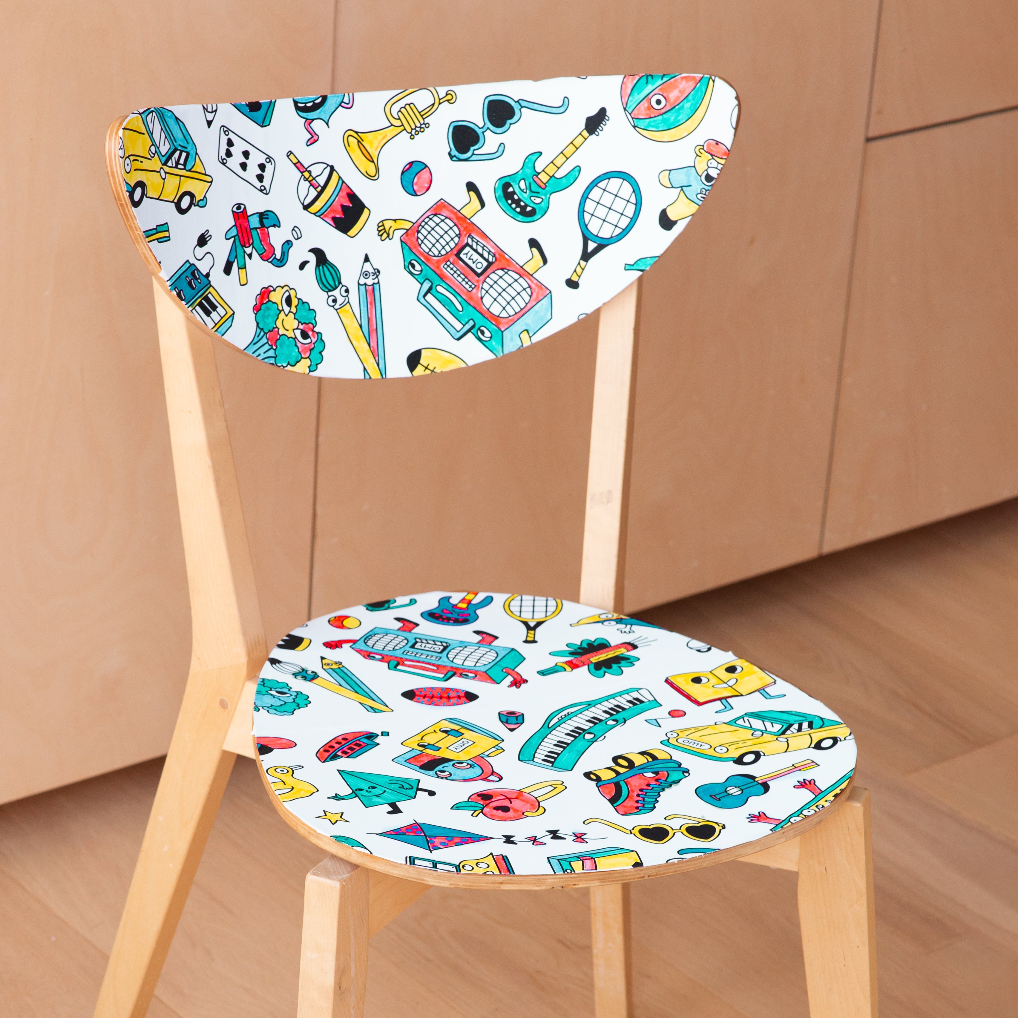 Chaise en bois customisée avec le papier adhésif Stick-it POP colorié, pour une déco créative et amusante.